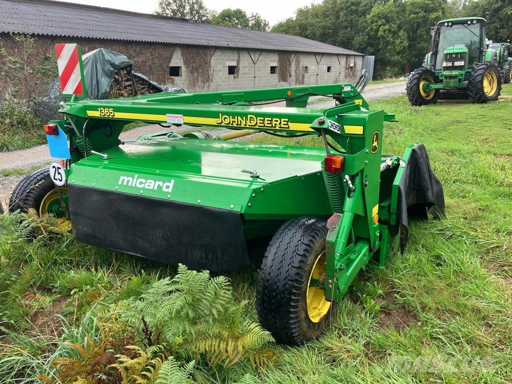 John Deere 1365 Monterade och påhängda gräsklippare