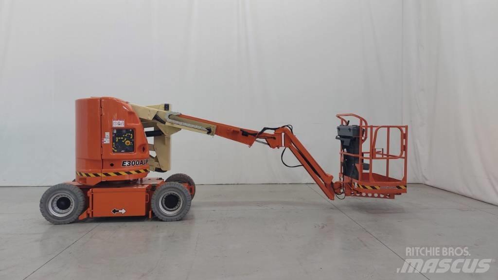 JLG E300AJP Bomliftar