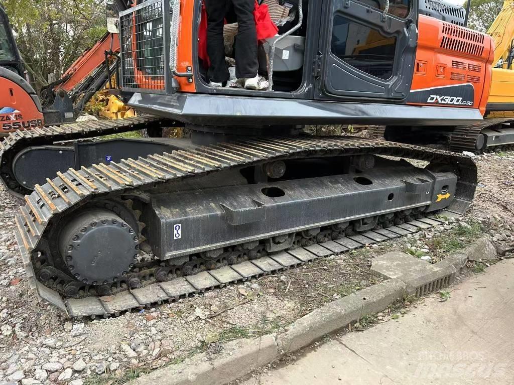 Doosan DX 300 Bandgrävare