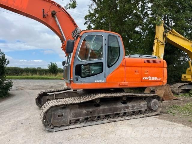 Doosan DX 225 LC Bandgrävare