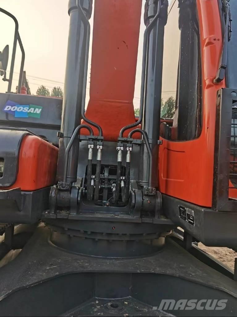 Doosan DX225 Bandgrävare