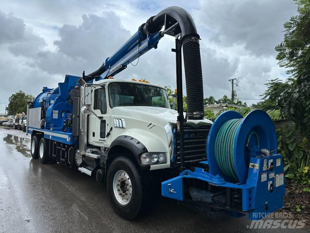 Mack GU713 Slamsugningsbil