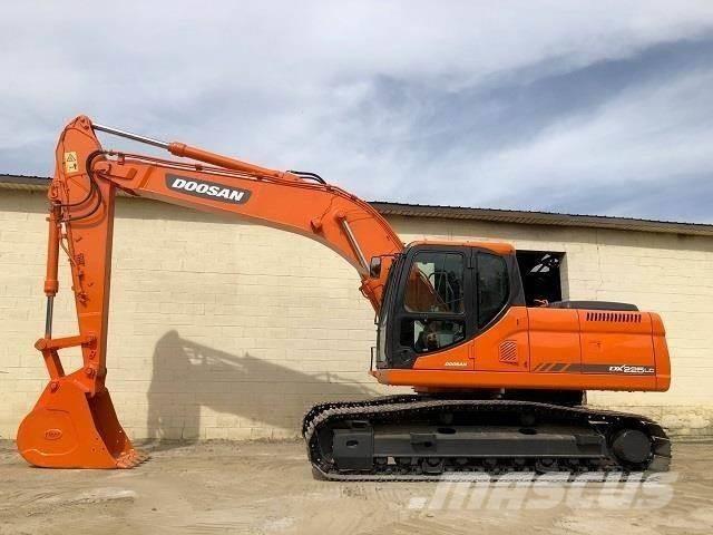 Doosan DX 225 Bandgrävare