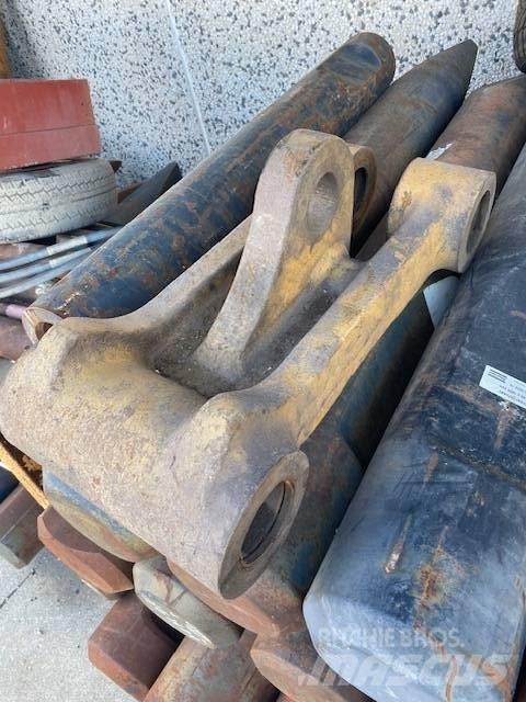 CAT 215 Bommar och stickor