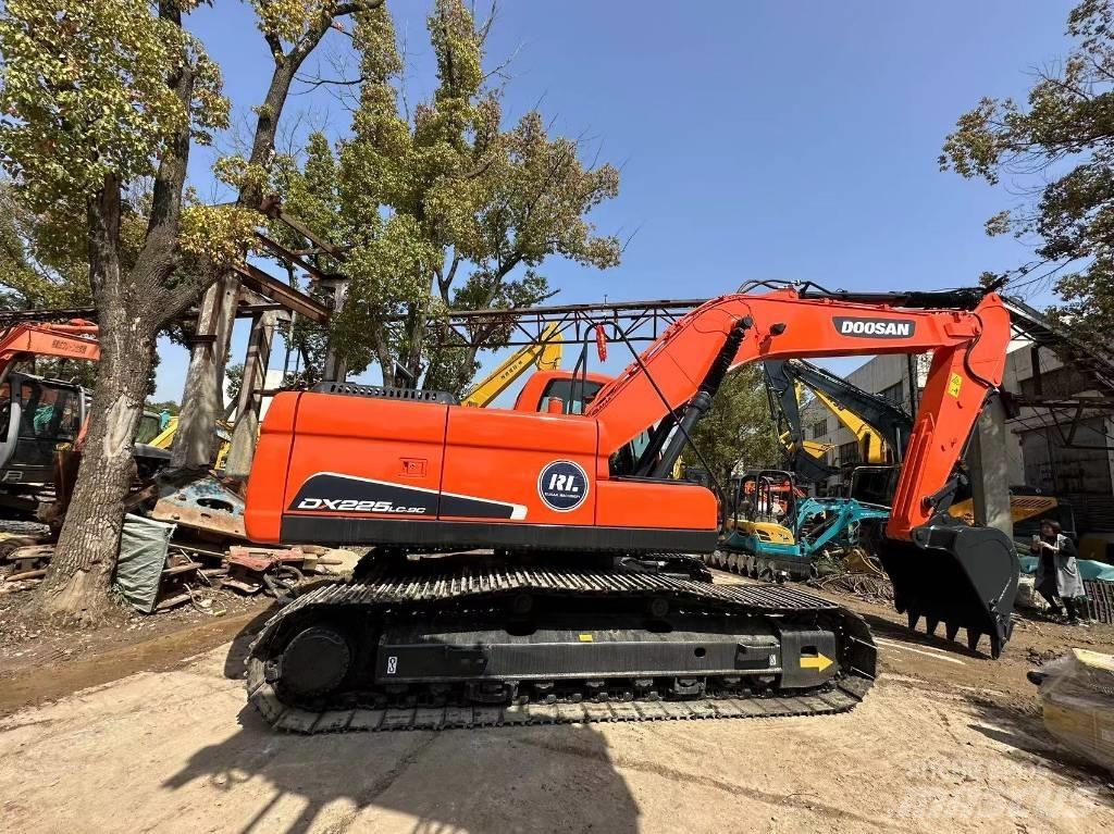 Doosan DX 225 LC-9 Bandgrävare