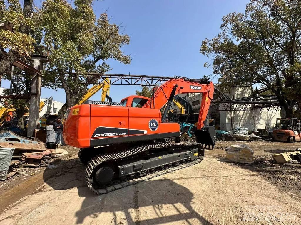 Doosan DX 225 LC-9 Bandgrävare