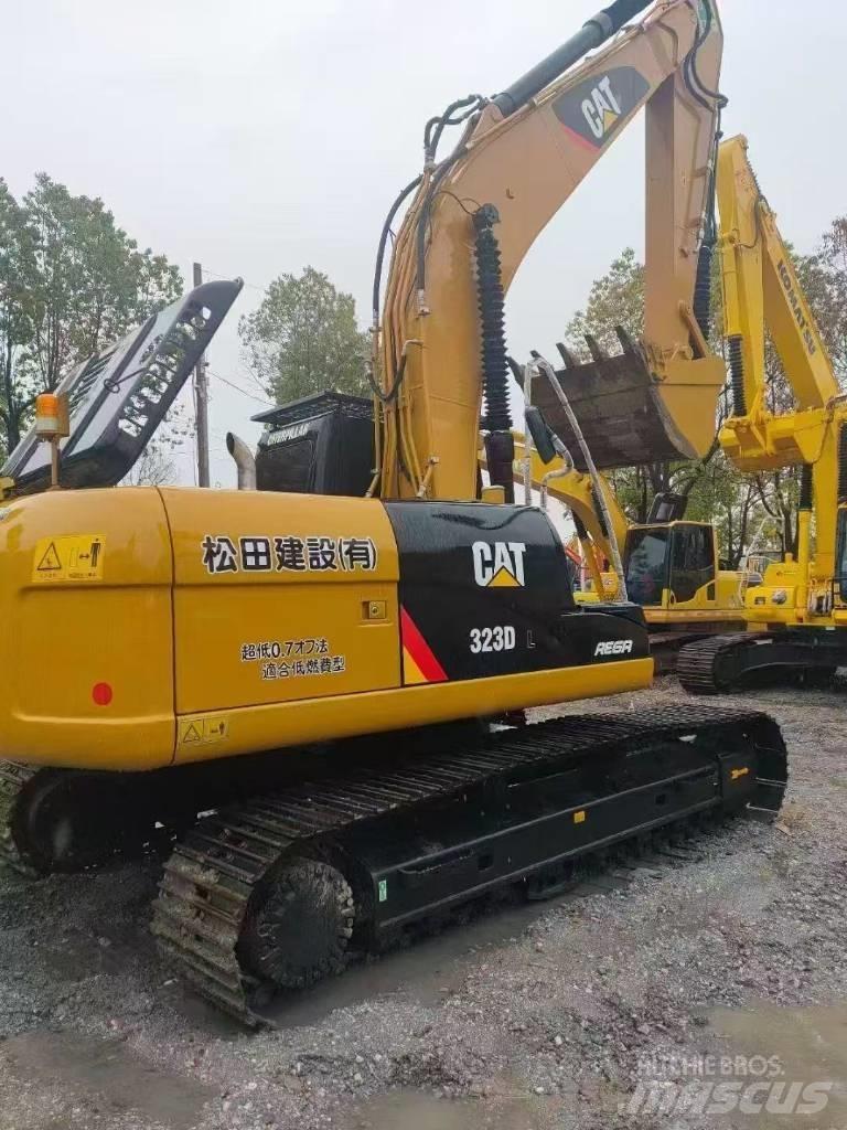 CAT 323D2 Bandgrävare
