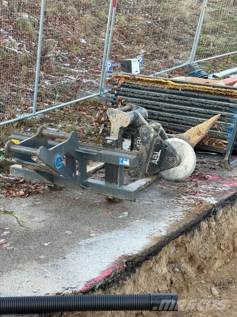 CAT M318 Hjulgrävare