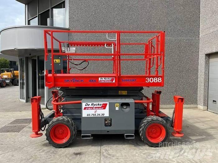 SkyJack SJ6832RT Saxliftar