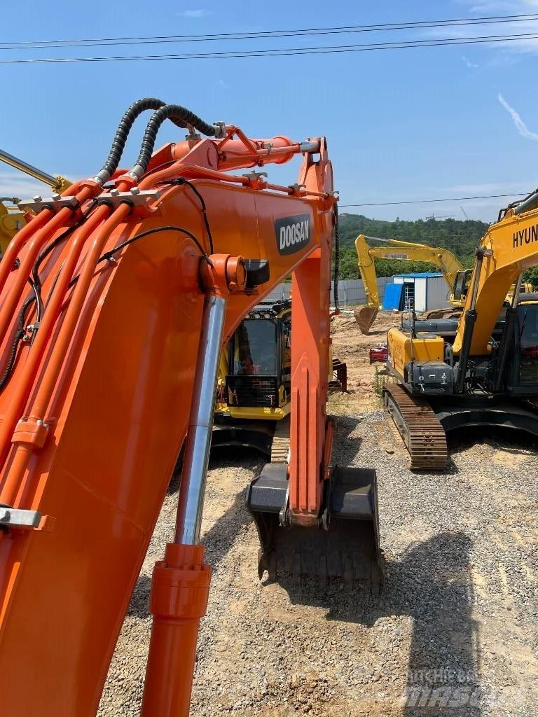 Doosan DX 260 Bandgrävare