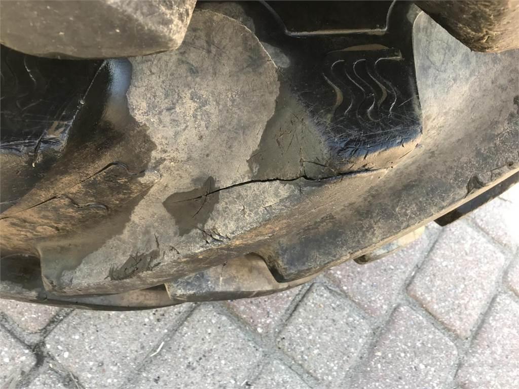 BKT 650/85R42 Däck, hjul och fälgar