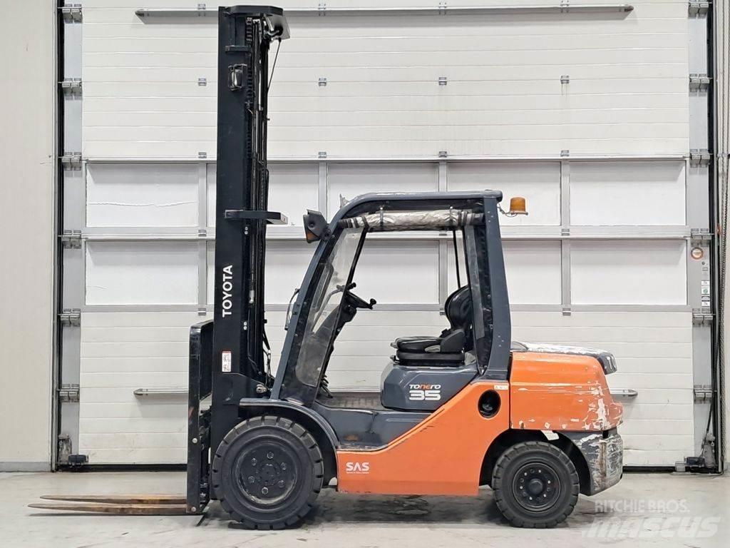 Toyota 02-8FDJF35 Dieselmotviktstruckar