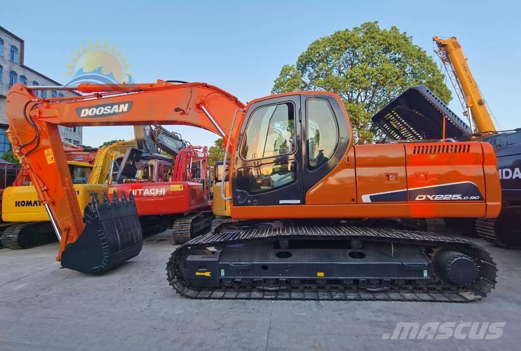 Doosan DX 225 LC Bandgrävare