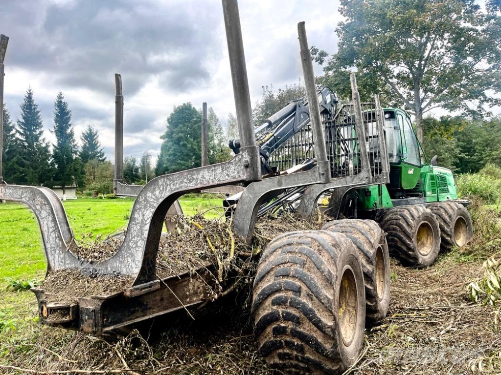 John Deere 1110 E Skotare