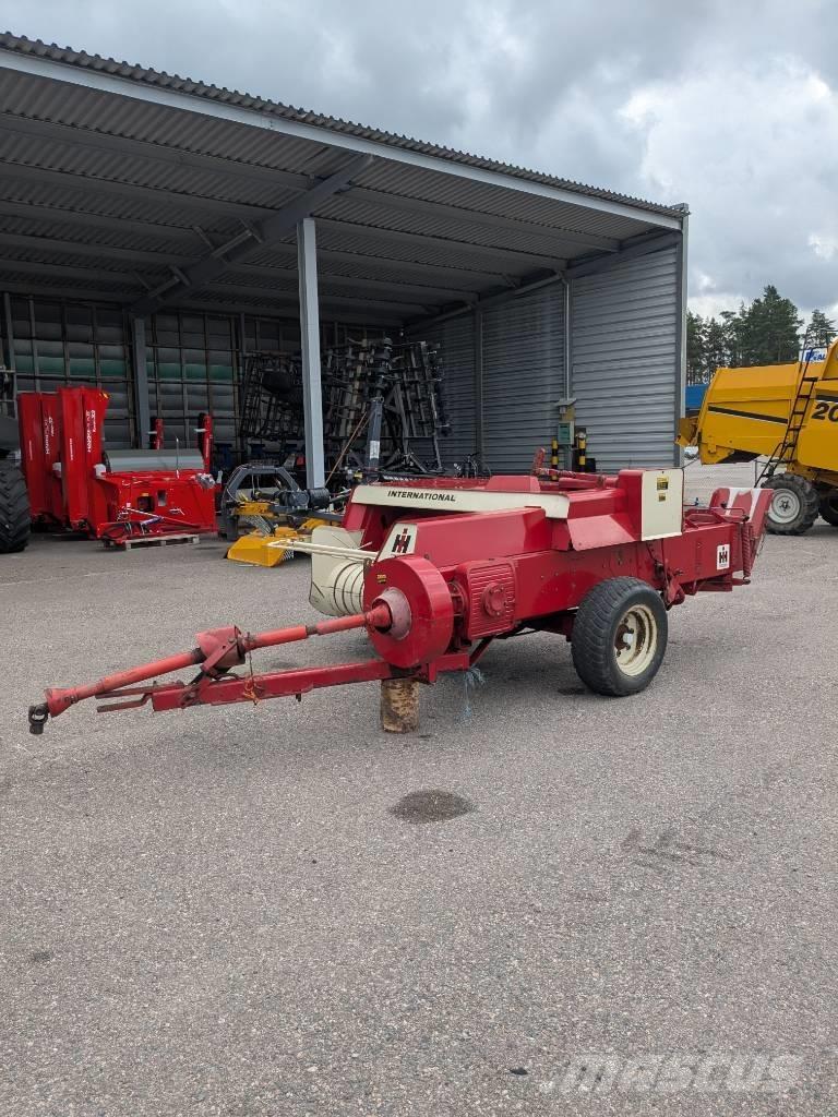 International 430 T Fyrkantspressar