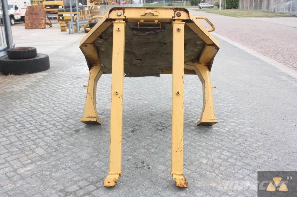 CAT D8N O-rops cab Hytter och interiör