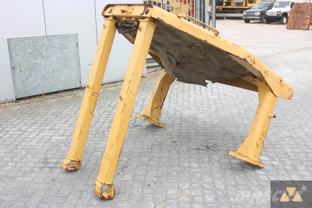 CAT D8N O-rops cab Hytter och interiör