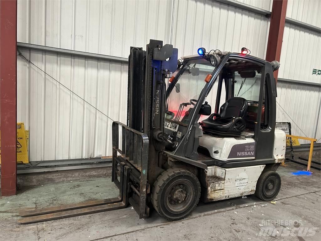 Nissan U1D2A25 Gasolmotviktstruckar