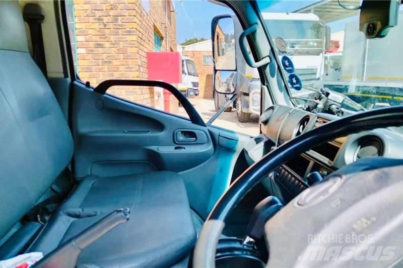 Hino 300 614 Övriga bilar
