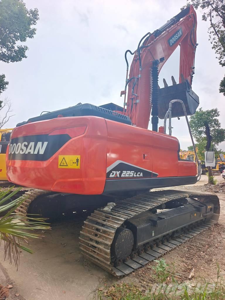 Doosan DX 225 LCA Bandgrävare