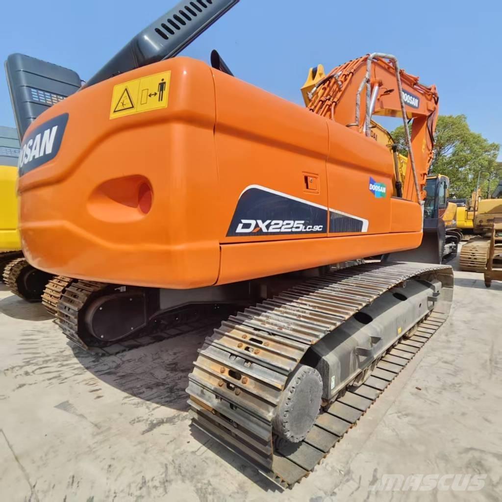 Doosan DX 225 LC Bandgrävare