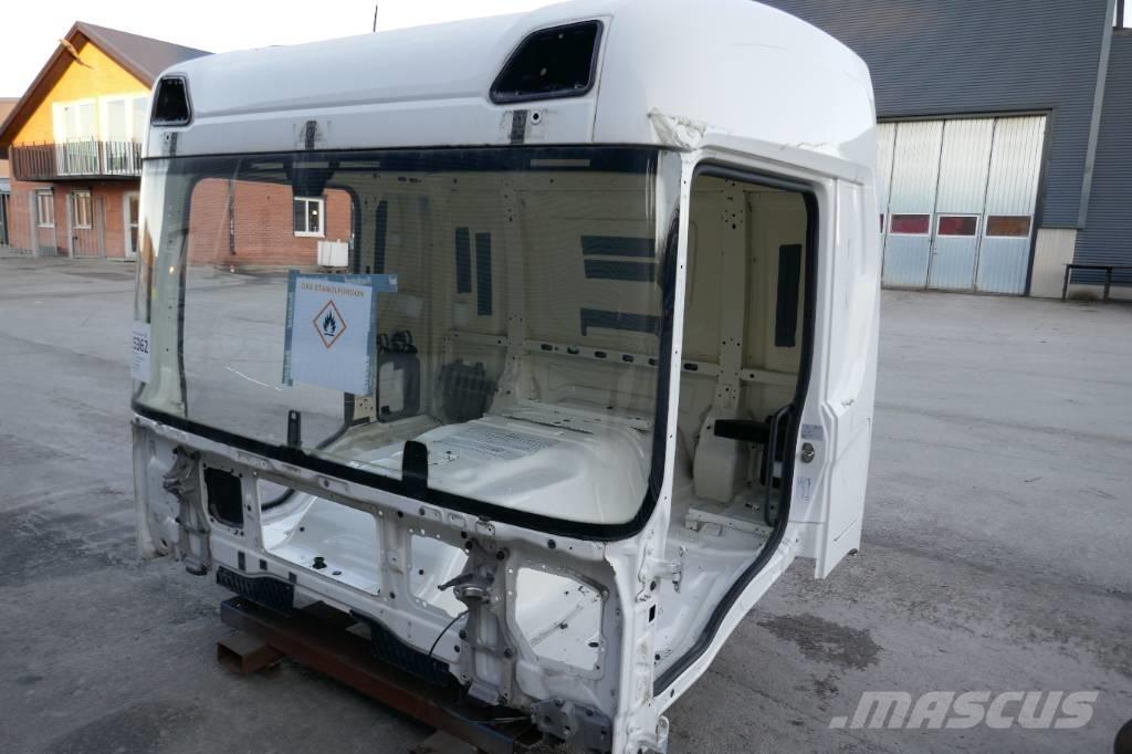 Scania P 410 Hytter och interiör