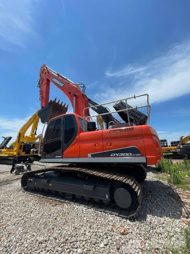 Doosan DX 300 LC Bandgrävare