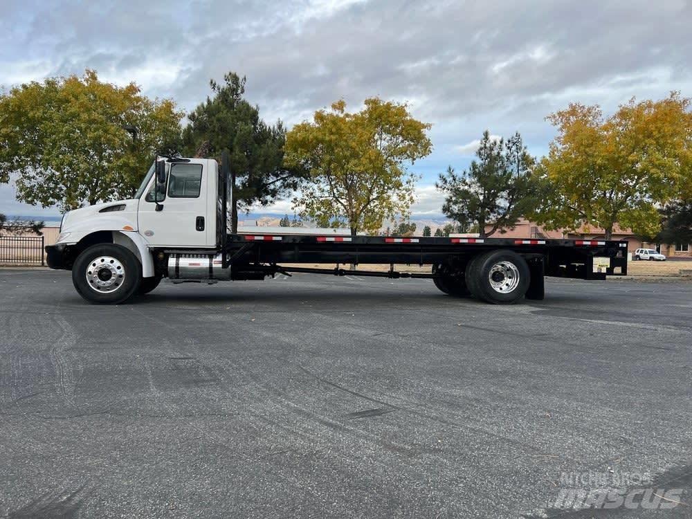 International 4300 Flakbilar