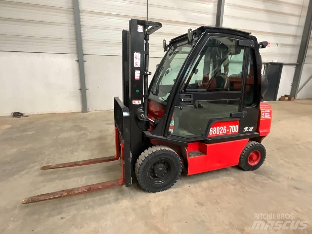 Nissan U1 D2 A 25 LQ Gasolmotviktstruckar