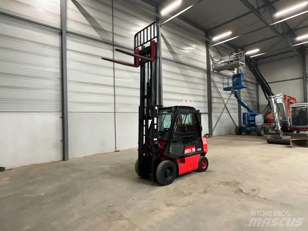Nissan U1 D2 A 25 LQ Gasolmotviktstruckar