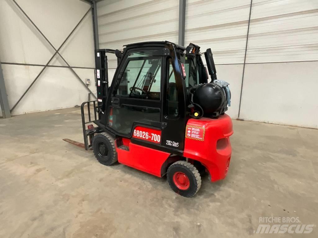 Nissan U1 D2 A 25 LQ Gasolmotviktstruckar