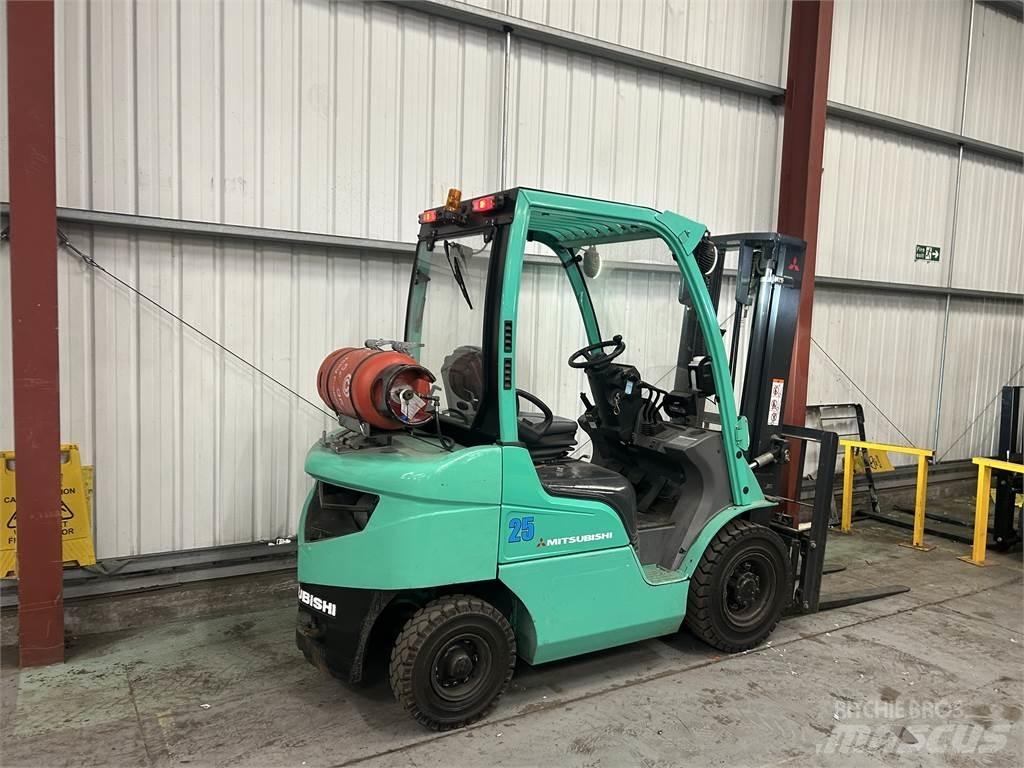 Mitsubishi FG25N Gasolmotviktstruckar