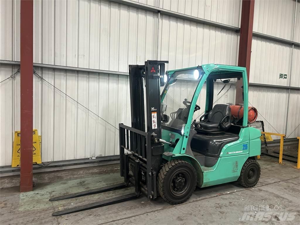 Mitsubishi FG25N Gasolmotviktstruckar