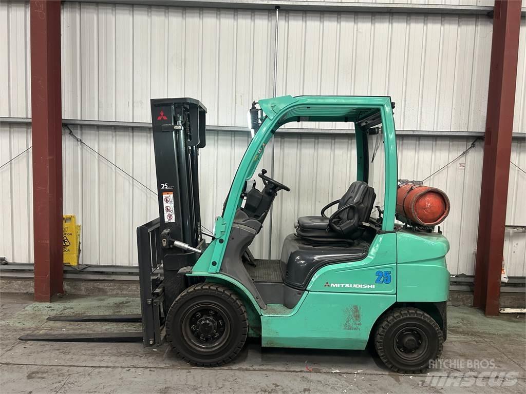 Mitsubishi FG25N Gasolmotviktstruckar