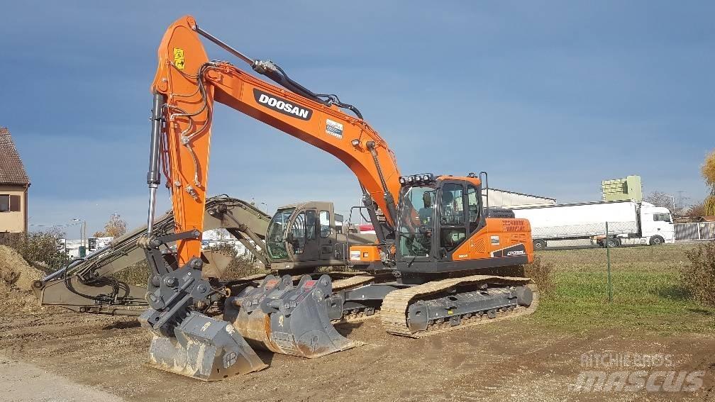 Doosan DX 225 Bandgrävare