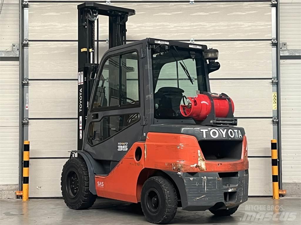 Toyota 8FGJF35 Gasolmotviktstruckar