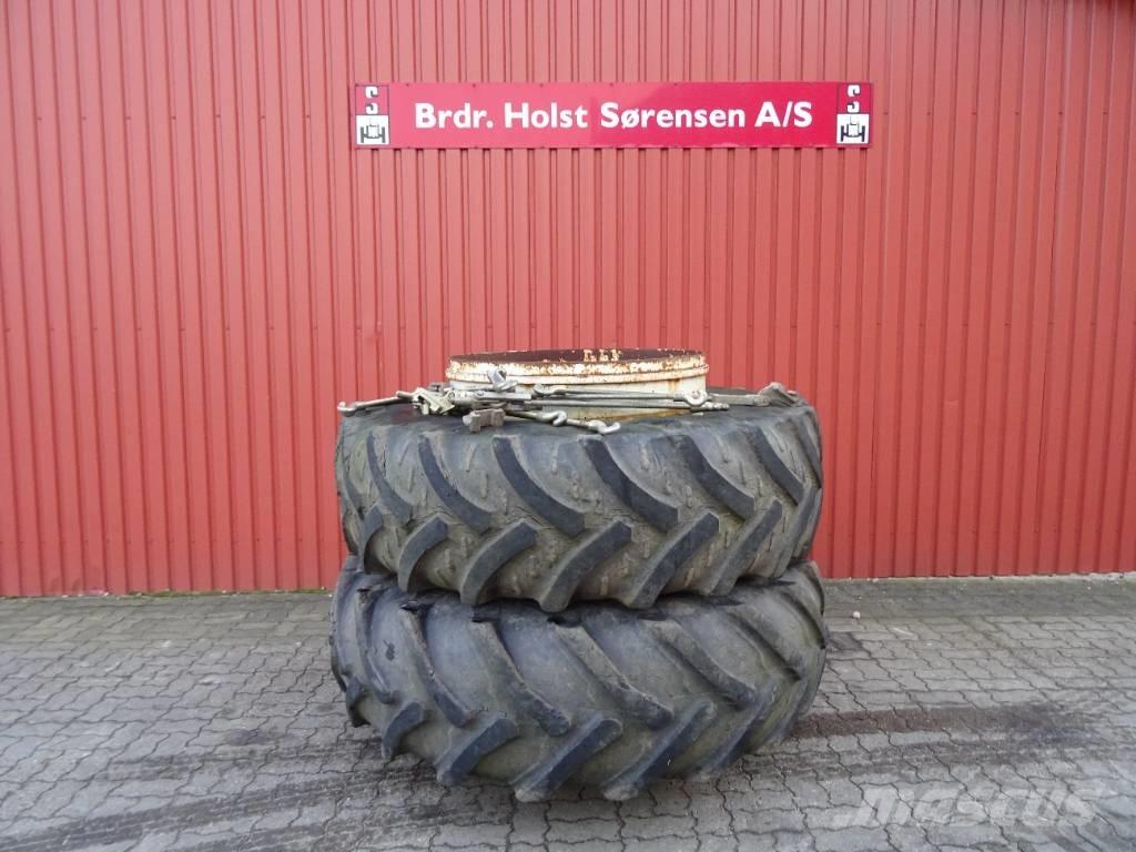  Tvillinghjul 20.8-38 Däck, hjul och fälgar