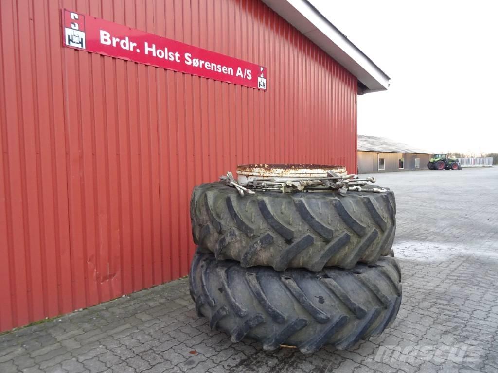  Tvillinghjul 20.8-38 Däck, hjul och fälgar