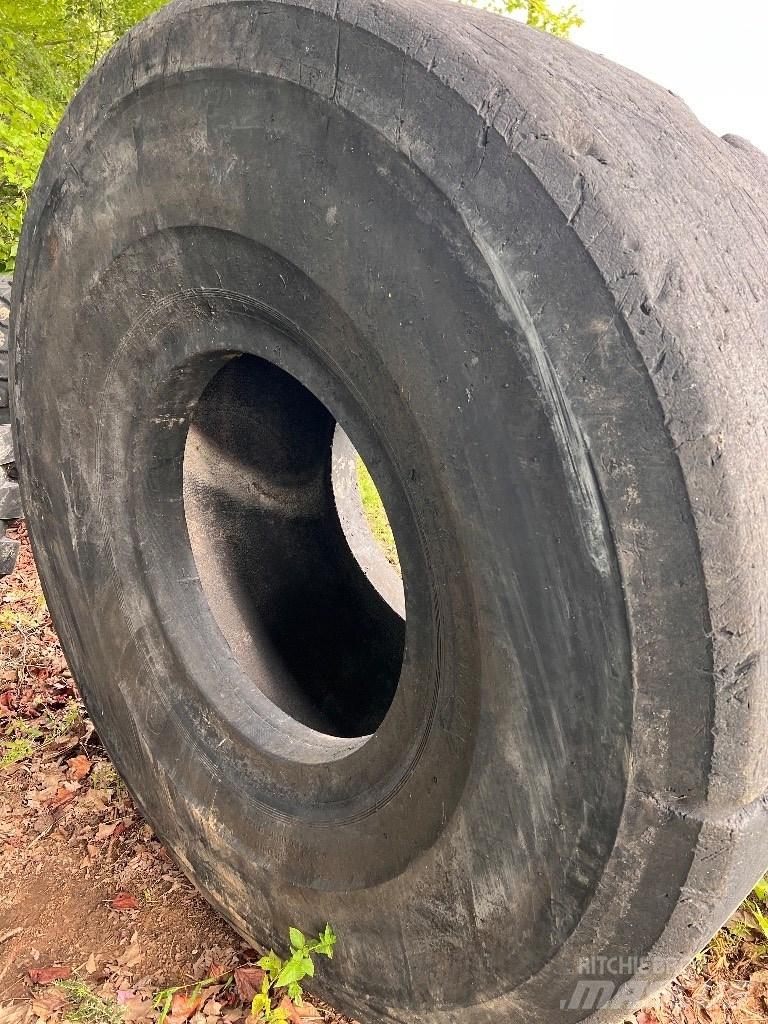  65/35X33 Firestone Däck, hjul och fälgar