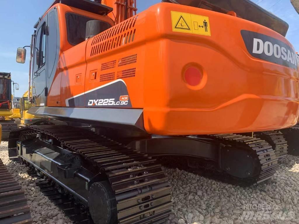 Doosan DX 225 Bandgrävare
