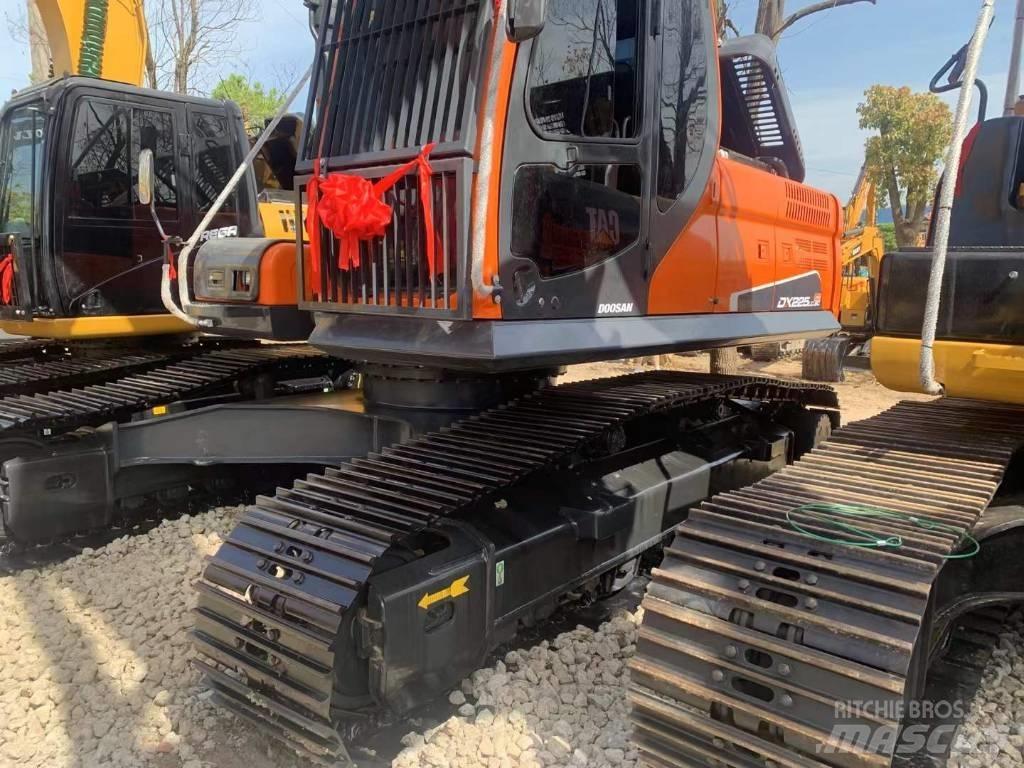 Doosan DX 225 Bandgrävare