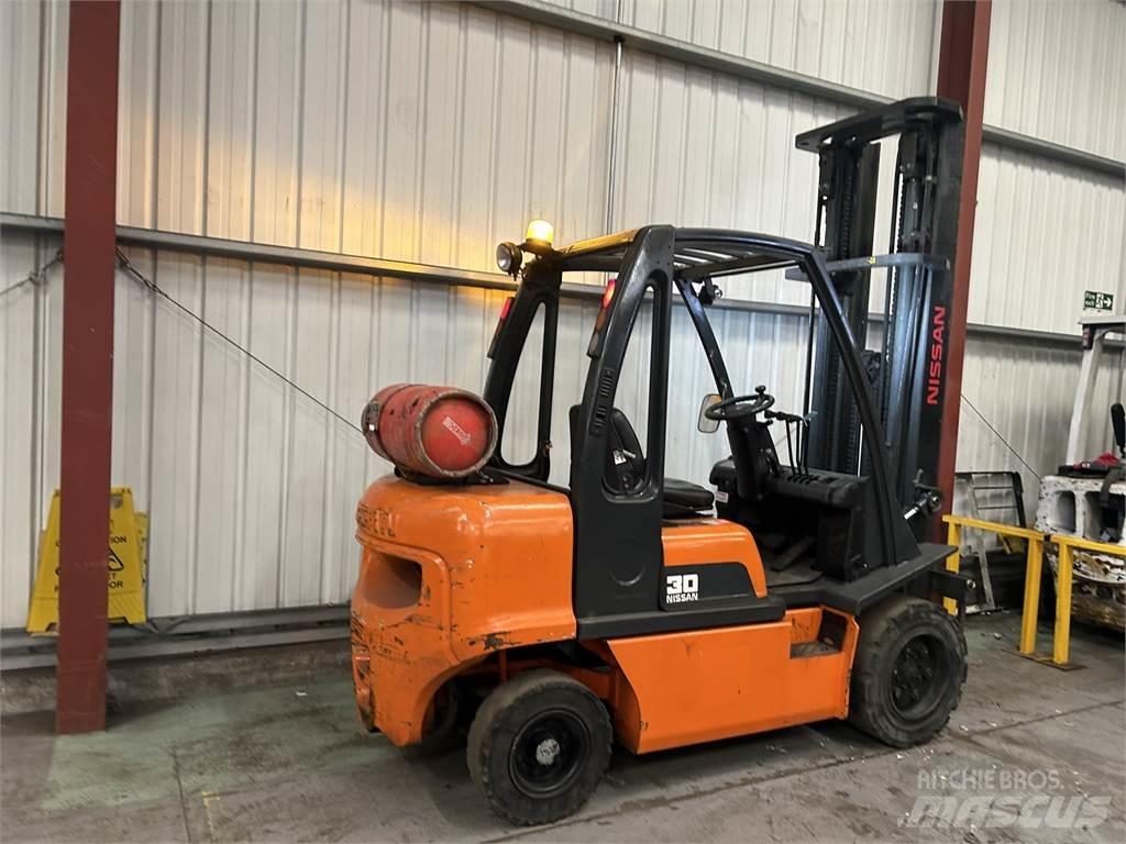 Nissan UGDO2A30PQ Gasolmotviktstruckar
