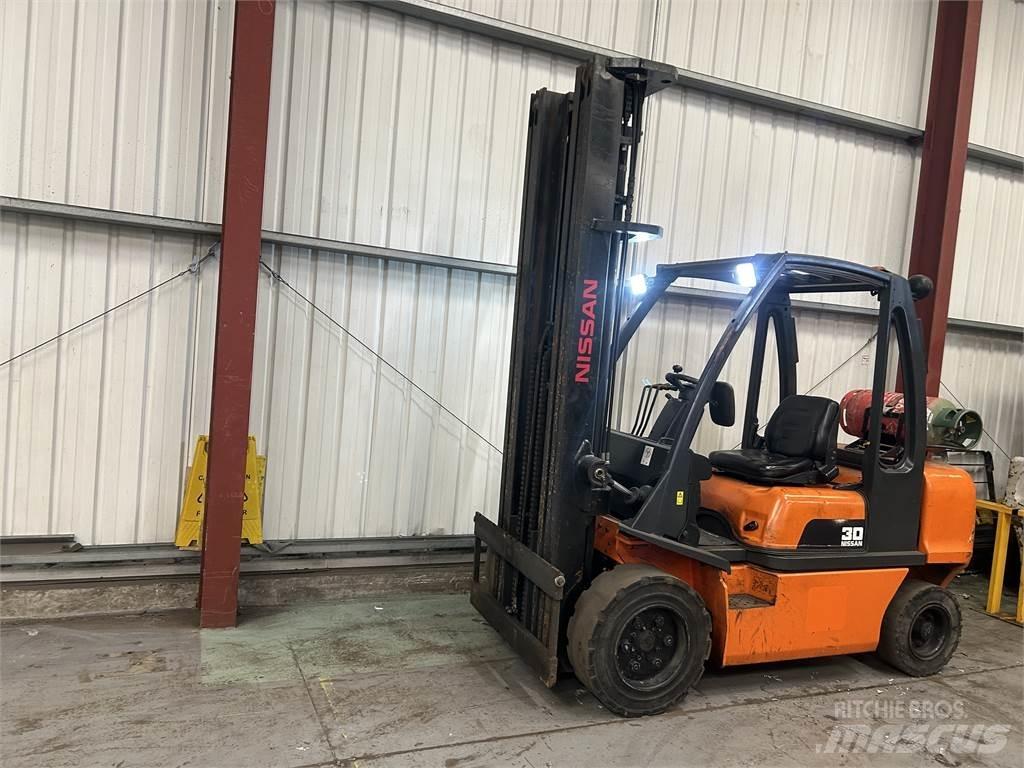 Nissan UGDO2A30PQ Gasolmotviktstruckar