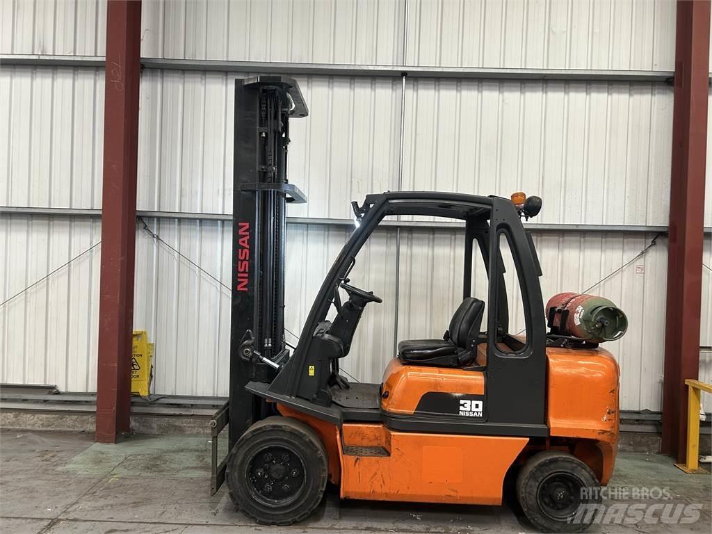 Nissan UGDO2A30PQ Gasolmotviktstruckar