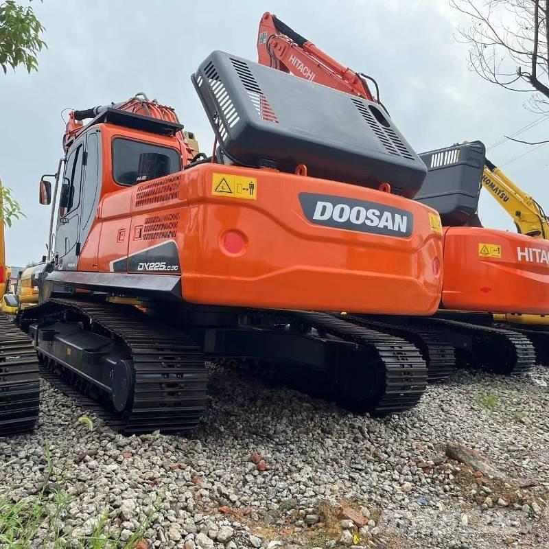 Doosan DX 225 Bandgrävare