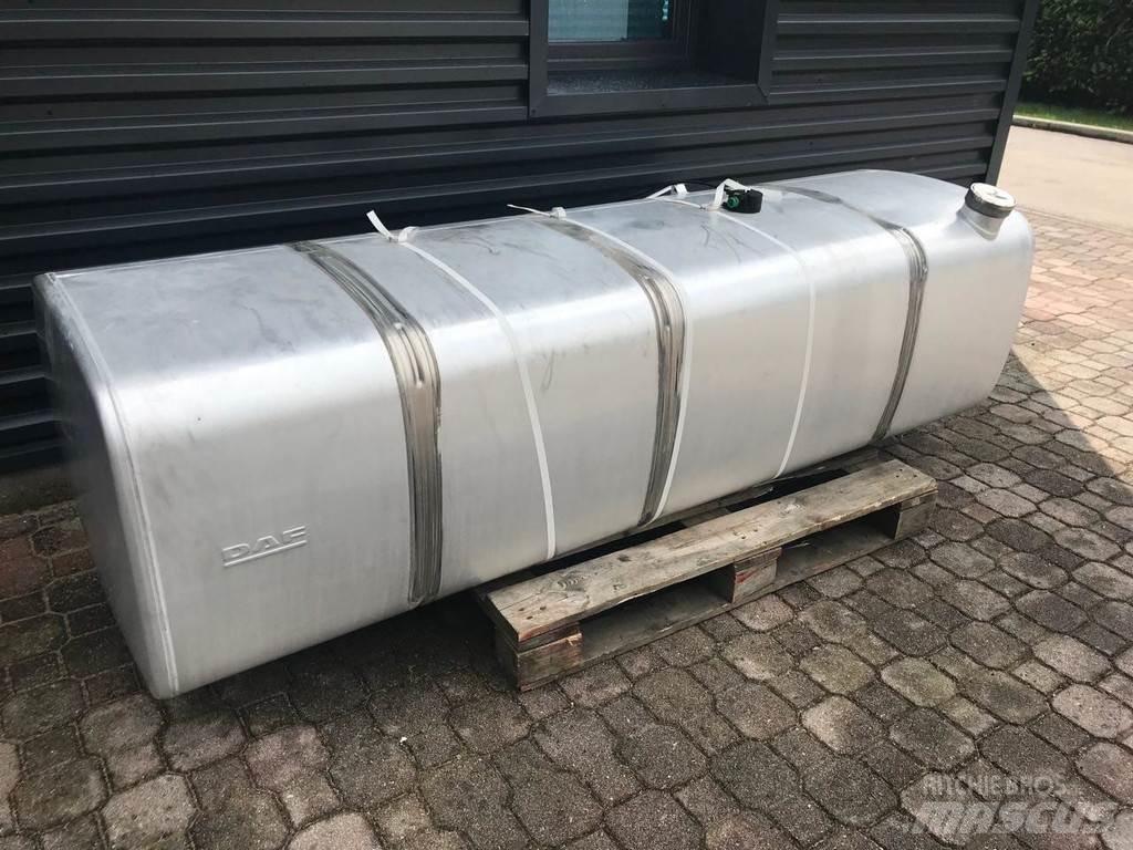 DAF 850 L Bränsle och tillsatstankar