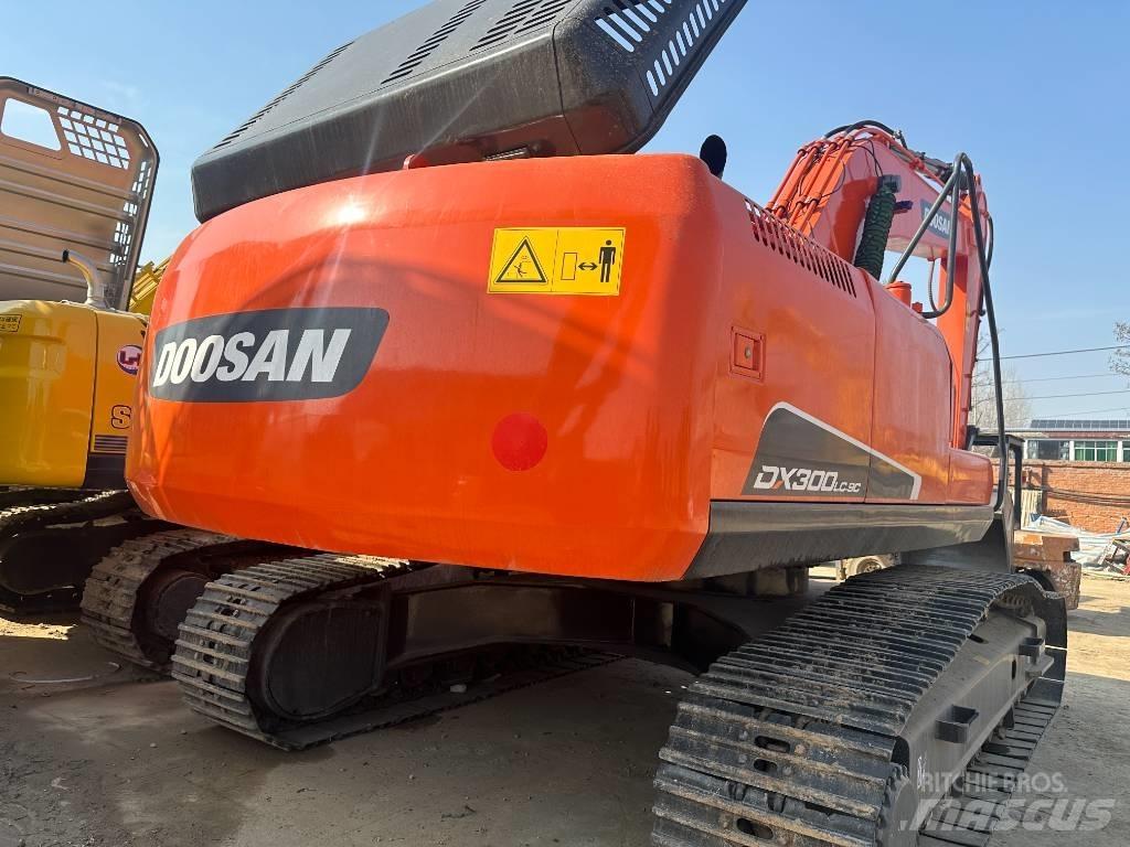 Doosan DX 300 Bandgrävare