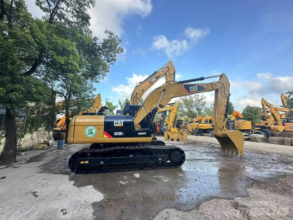 CAT 323 D Bandgrävare