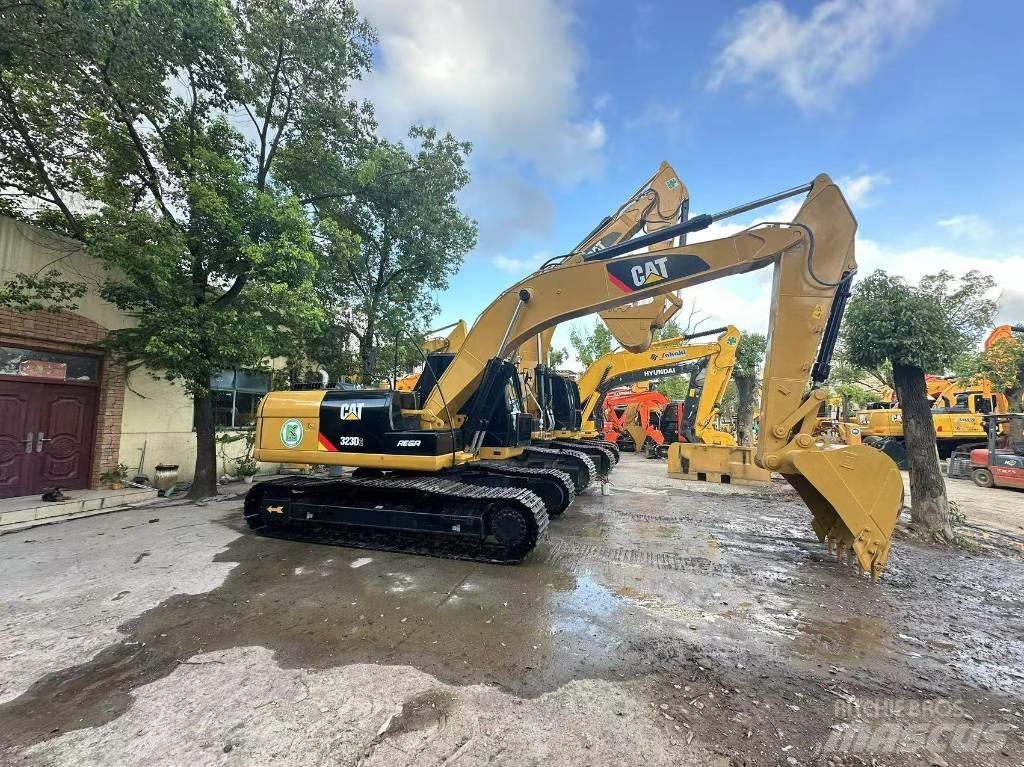 CAT 323 D Bandgrävare