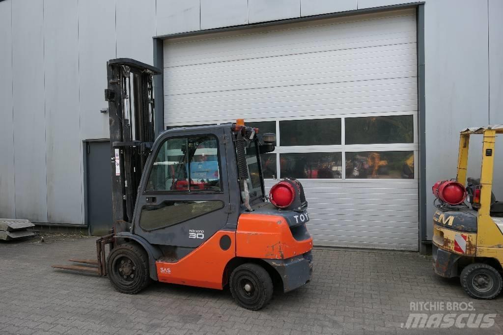 Toyota 02-8 FGF 30 Gasolmotviktstruckar